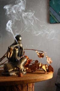 Buddha che suona con fumo d'incenso